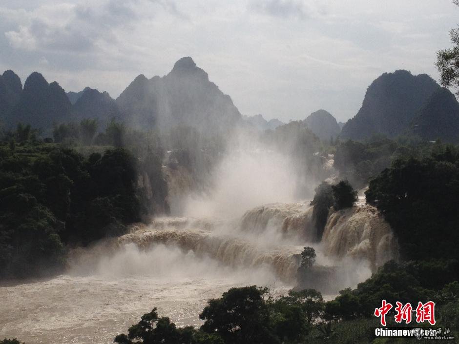 强降雨致亚洲第一大跨国瀑布水势暴涨 