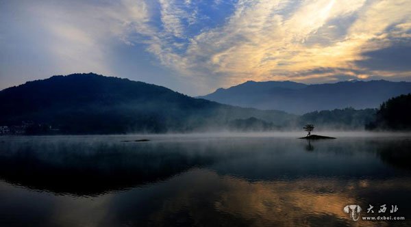 安徽黄山奇墅湖现“平流雾”美景