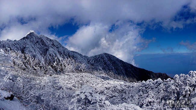 大理苍山雪景看醉游人 似冰封“水晶世界”