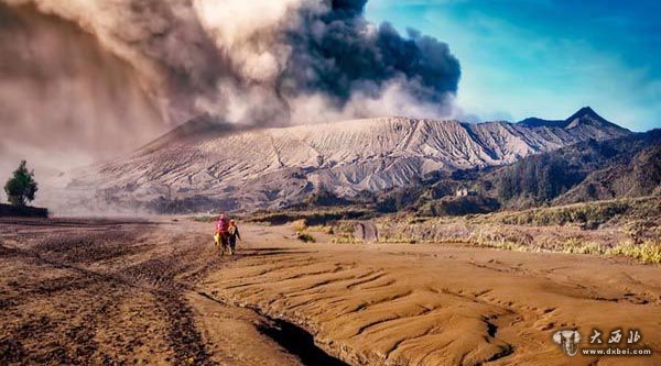 摄影师拍婆罗摩火山喷发 如梦似幻美若仙境