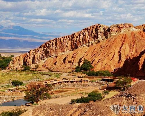 当地这家奥托•阿塔卡玛旅馆，安稳地坐落在绿洲边缘的狭窄山谷中。