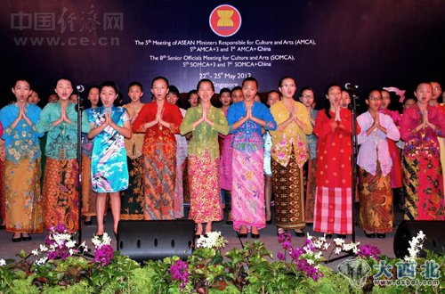 东盟十国少女身穿传统服装在开幕式上表演节目。中国经济网陶杰/摄影