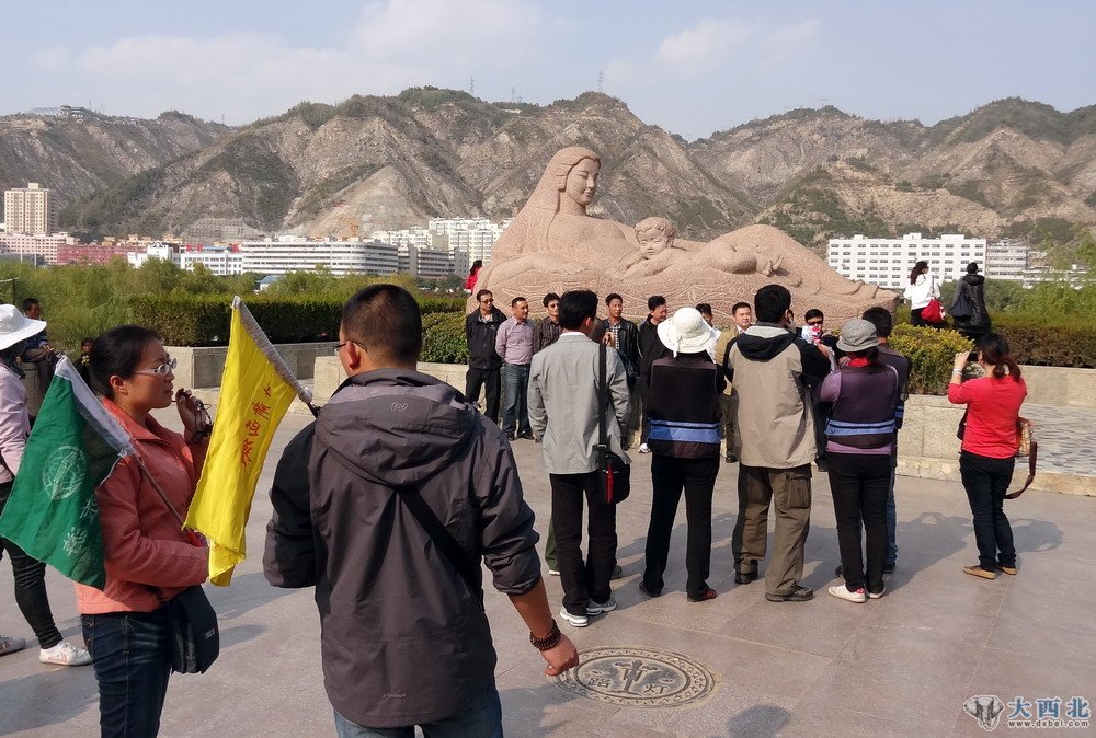  兰州秋季游升温 10月18日下午，一来自上海的旅游团正在黄河母亲前合影。进入秋季，兰州旅游持续升温，黄河铁桥、水车园、白塔山等景点人头攒动，游客尽享兰州风光。