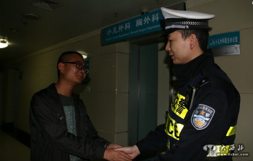 东岗交警为生命开道被点赞