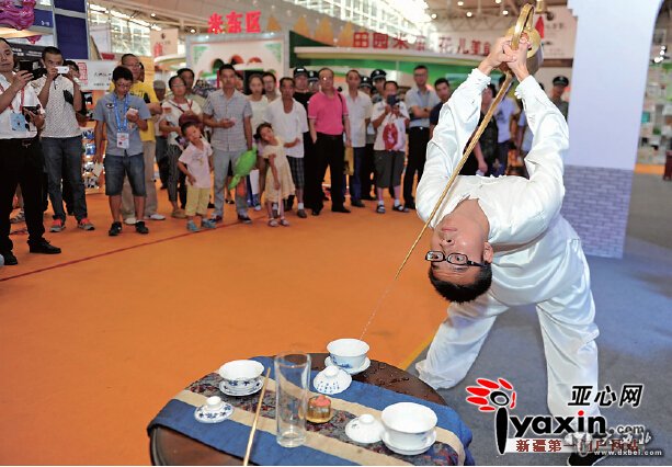 丝绸之路国际食品展览交易会昨开幕 八方宾客共享万道美食 172种新疆馕，你吃过哪几种？