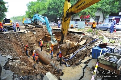 相关部门正在抢修城区多地断水或水压降低