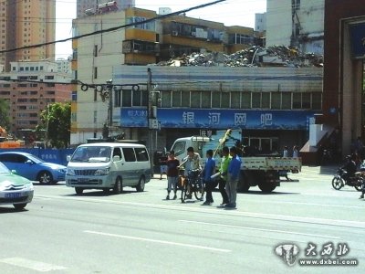 没有红绿灯，过马路险象环生