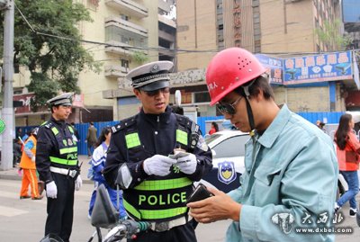 东岗交警全面开展国庆节前交通秩序整治