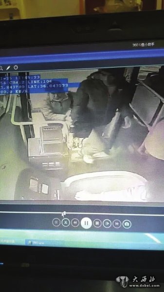 公交车上女士落下8万元监控显示男子顺手拿走了