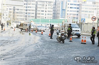 伏龙坪水管冻裂 600米马路成溜冰场