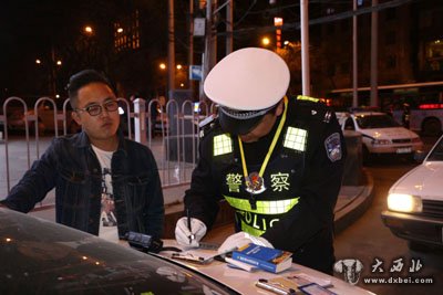 兰州700名交警夜查酒驾