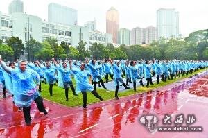 广州大妈雨中起舞