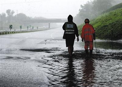 暴雨中的北京：4年前洪水肆虐处如今井然有序