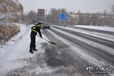 临洮交警力保雪天道路交通安全