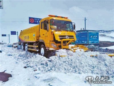 阿克塞持续降雪 250多辆车被困当金山