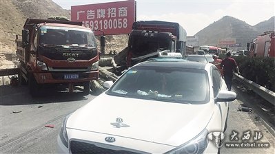 货车失控撞6车 2人受伤