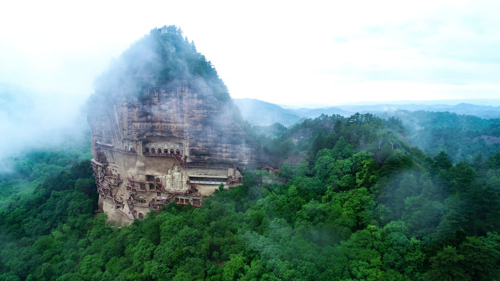 甘肃天水出现“麦积烟雨”景观